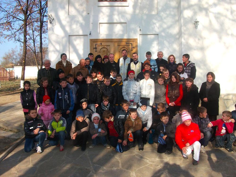 Poză de grup după discuții pe tema violenței în școală